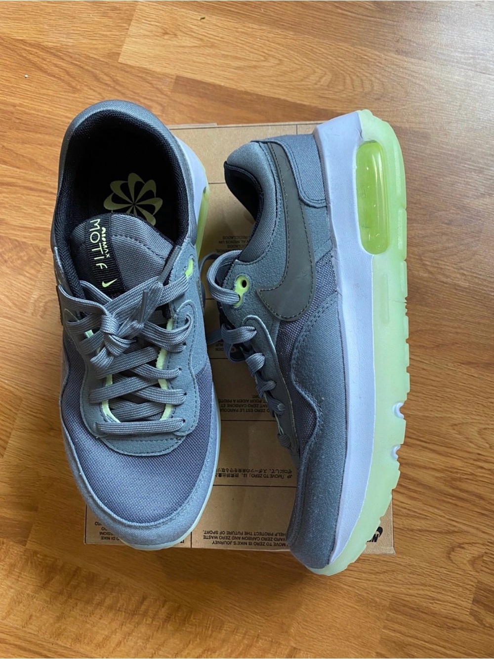 New boys girls Nike Air Max Sz 6.5 shoes Gray and Neon Green